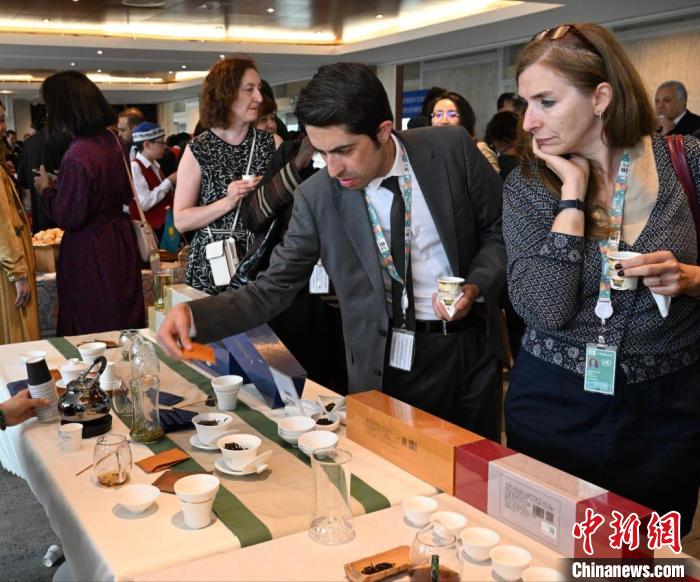 現(xiàn)場(chǎng)觀眾觀看中國展臺(tái)茶藝表演、了解茶文化?！【笜?攝