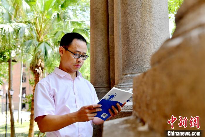 圖為福建師范大學教育學院臺灣教師陳昭志正在看書?！蚊?攝