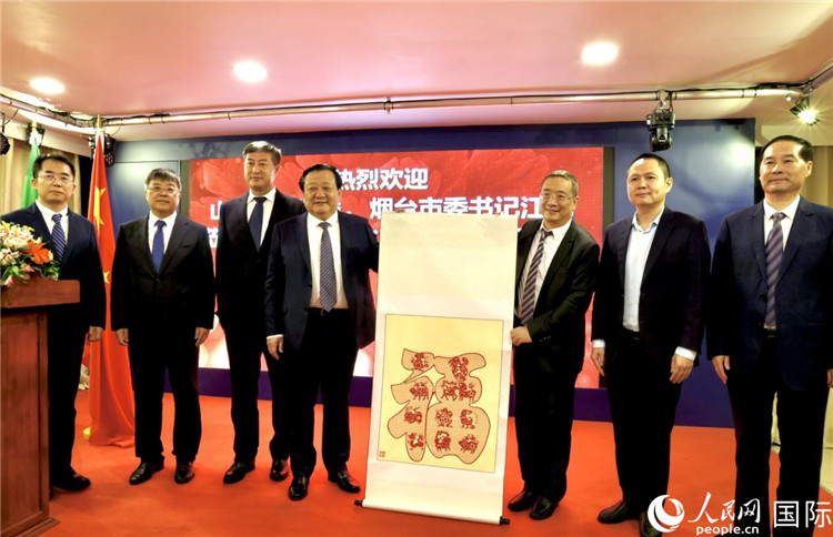 參加座談會(huì)的主要嘉賓合影留念。人民網(wǎng)記者宋亦然攝