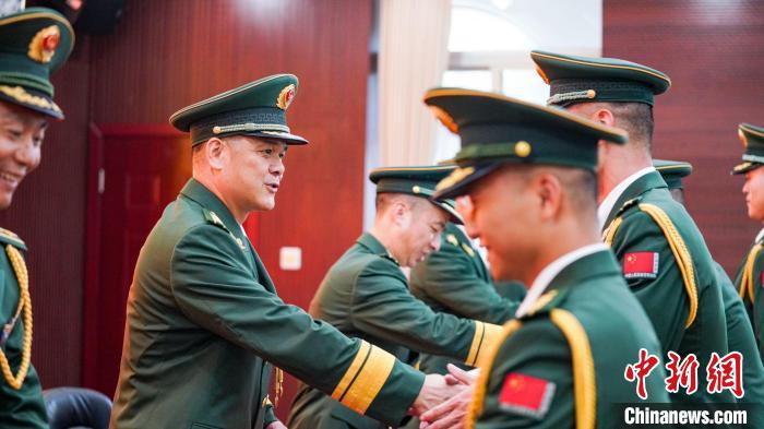 首長(zhǎng)為晉銜官兵頒發(fā)任命狀。　張煜梁 攝