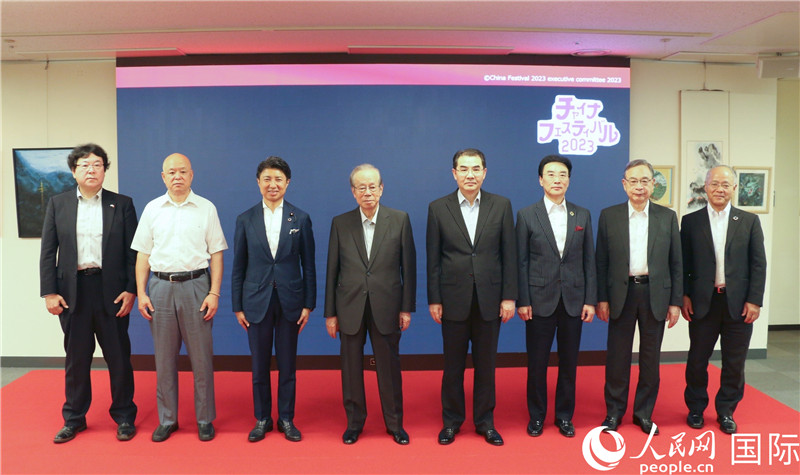主辦方代表合影。人民網(wǎng) 許可攝