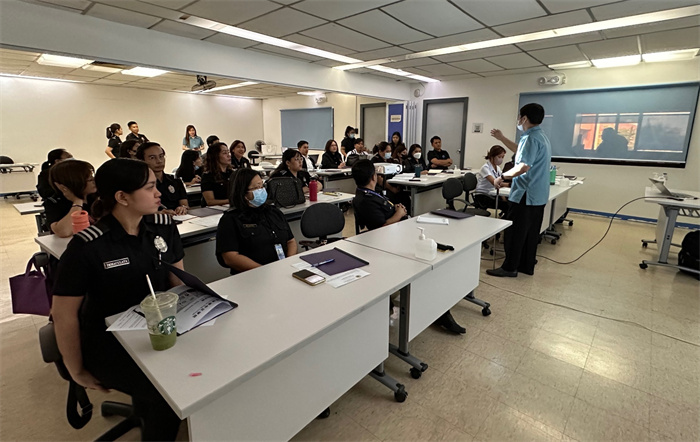 菲律賓移民局官員在移民局總部培訓班參加中文學習。中國駐菲律賓大使館供圖。