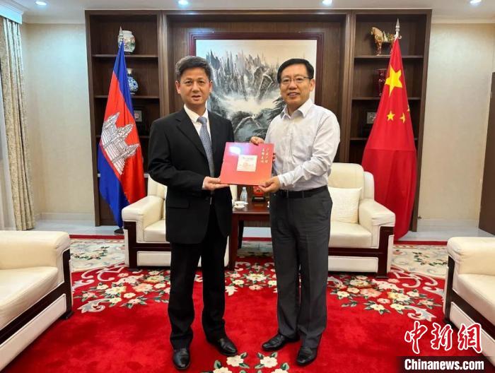 7月12日下午，中國(guó)駐柬埔寨大使王文天在金邊會(huì)見(jiàn)援柬中醫(yī)醫(yī)療隊(duì)。　中國(guó)駐柬埔寨大使館微信公眾號(hào) 攝