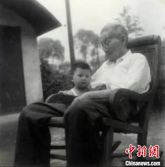 陳望道與幼年的陳曉帆?！￡悤苑﹫D