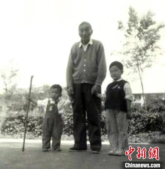 陳望道與幼年的陳曉帆(左)、陳曉帆的哥哥一起合影?！￡悤苑﹫D