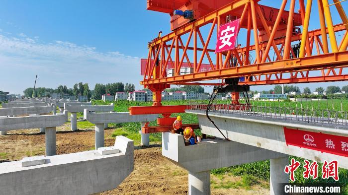 長(zhǎng)25米重80噸的箱梁平穩(wěn)、精準(zhǔn)地落在S314分離式立交橋25號(hào)和26號(hào)墩上?！⒂癫?攝