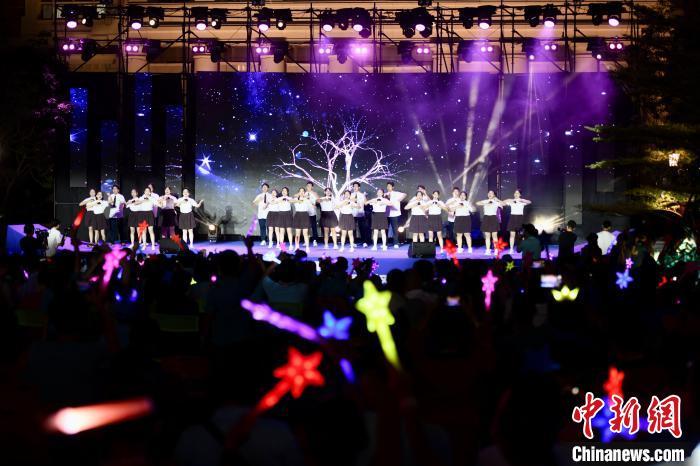 合唱表演《夜空中最亮的星》?！⊥鯑|明 攝