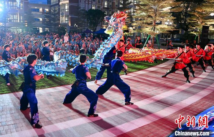 兩岸青少年同臺呈現(xiàn)龍獅表演?！⊥鯑|明 攝