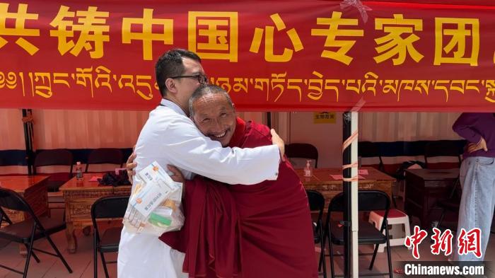 西藏自治區(qū)昌都市左貢縣田妥鎮(zhèn)義診點，一位僧人對北京京煤集團總醫(yī)院呼吸科主任醫(yī)師陳亮表示感謝?！〔苄穹?攝