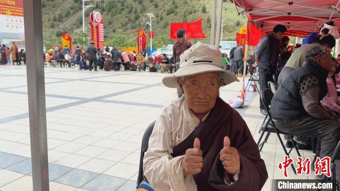 西藏自治區(qū)昌都市左貢縣田妥鎮(zhèn)義診點，藏族奶奶對義診志愿者表示肯定?！〔苄穹?攝