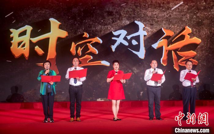 陶侃與陳望道之孫陳曉帆、顏福慶之孫顏志淵、榮毅仁侄女榮智豐深情朗誦《與統(tǒng)戰(zhàn)先輩的時空對話》?！堦?攝