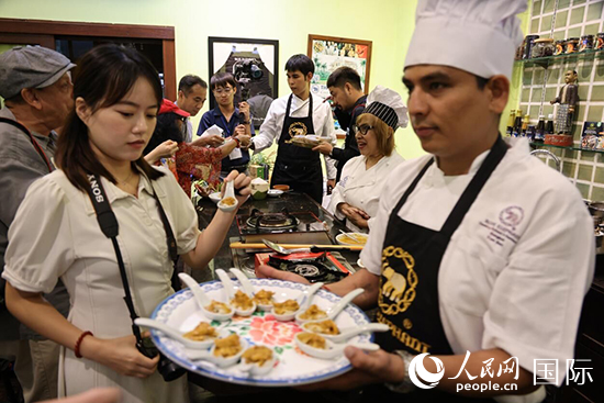 7月19日，參加美食活動的多國代表品嘗泰式傳統(tǒng)美食。人民網(wǎng)記者 張矜若攝