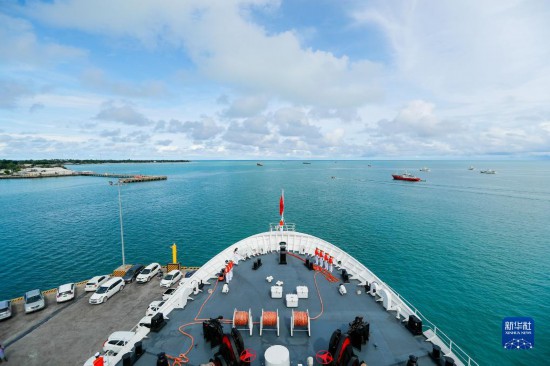 7月22日，中國海軍“和平方舟”號(hào)醫(yī)院船駛離基里巴斯首都塔拉瓦。當(dāng)?shù)貢r(shí)間22日上午10時(shí)，執(zhí)行“和諧使命-2023”任務(wù)的中國海軍“和平方舟”號(hào)醫(yī)院船圓滿結(jié)束對(duì)基里巴斯的首次訪問，駛離基里巴斯首都塔拉瓦，前往本次任務(wù)的第二站湯加努庫阿洛法港。新華社發(fā)（黎宇 攝）