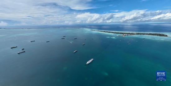 7月22日，中國海軍“和平方舟”號(hào)醫(yī)院船結(jié)束基里巴斯訪問，駛離塔拉瓦港。新華社發(fā)（桂江波 攝）