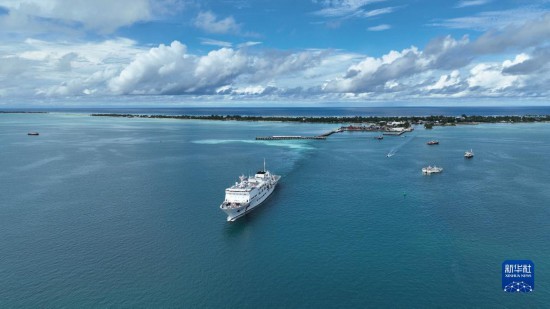 7月22日，中國海軍“和平方舟”號(hào)醫(yī)院船結(jié)束基里巴斯訪問，駛離塔拉瓦港。新華社發(fā)（桂江波 攝）