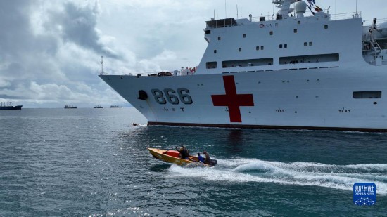7月22日，中國海軍“和平方舟”號(hào)醫(yī)院船駛離塔拉瓦港途中，基里巴斯當(dāng)?shù)孛癖婑{船揮手告別。新華社發(fā)（桂江波 攝）