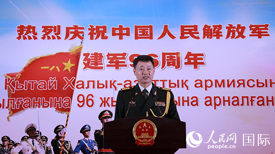 國(guó)防武官胡德君大校發(fā)表致辭。人民網(wǎng)記者 李強(qiáng)攝