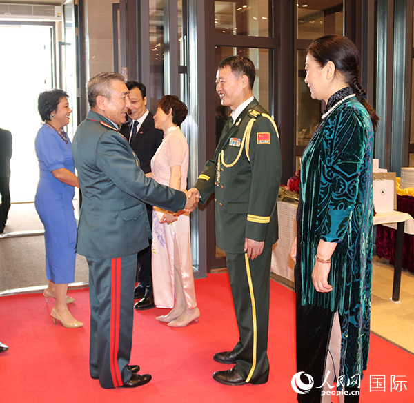 國(guó)防武官胡德君大校迎接賓客。人民網(wǎng)記者李強(qiáng)攝
