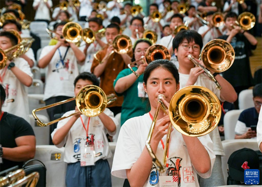 8月1日，在第九屆中國(guó)國(guó)際低音銅管藝術(shù)節(jié)的一場(chǎng)公益大師課上，低音銅管樂器愛好者在練習(xí)長(zhǎng)號(hào)。新華社記者 劉潺 攝