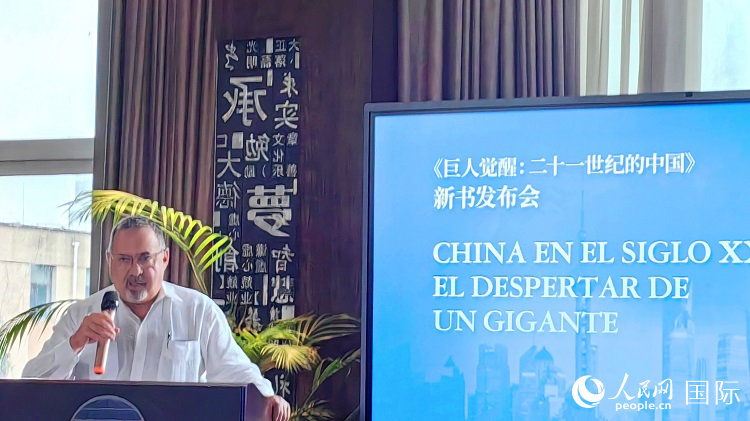 羅德里格斯博士現(xiàn)場介紹著作。吳志華攝