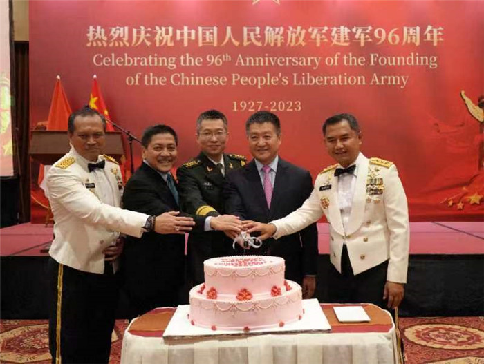 圖為陸慷大使與印尼貴賓共切生日蛋糕。中國駐印度尼西亞使館供圖
