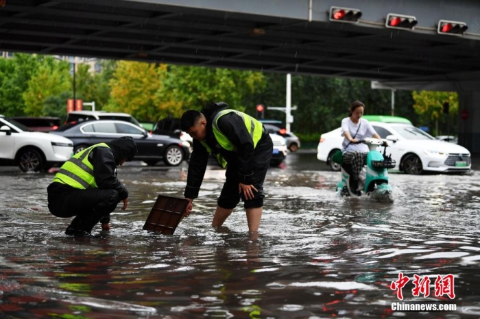 7月30日，河北省持續(xù)發(fā)布暴雨紅色預(yù)警信號(hào)。受今年第5號(hào)臺(tái)風(fēng)“杜蘇芮”殘余環(huán)流影響，7月28日以來，地處華北地區(qū)的河北省大部出現(xiàn)降雨。30日17時(shí)，該省氣象臺(tái)發(fā)布當(dāng)日第三次暴雨紅色預(yù)警信號(hào)。石家莊市城區(qū)不少區(qū)域積水嚴(yán)重，城管、環(huán)衛(wèi)、園林、市政等部門緊急出動(dòng)，聯(lián)合疏堵保暢，筑牢防汛安全屏障。圖為石家莊裕華區(qū)城管局防汛隊(duì)員對(duì)沿街收水井進(jìn)行雜物清理，以保證排水暢通。翟羽佳 攝