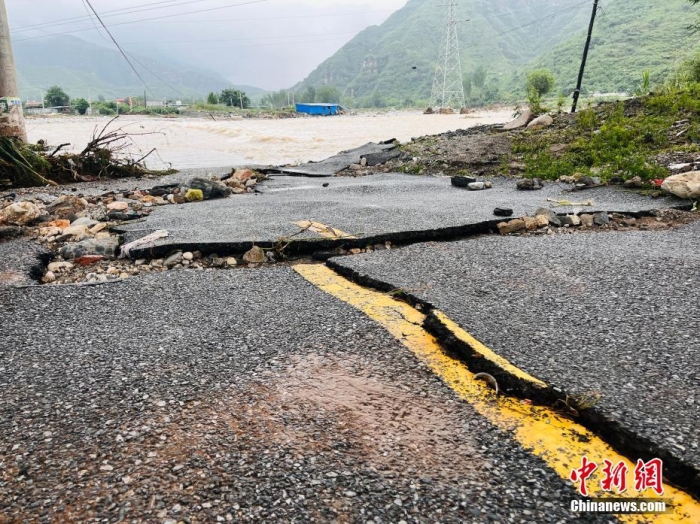 受臺(tái)風(fēng)“杜蘇芮”影響，7月29日至8月1日，河北省淶水縣普降暴雨，持續(xù)強(qiáng)降雨和強(qiáng)風(fēng)天氣引發(fā)洪水險(xiǎn)情。連日來(lái)，當(dāng)?shù)亟M織數(shù)千人搶險(xiǎn)救援隊(duì)伍，集中力量加快排水、清理路面、救援拋錨車(chē)輛、搶修倒伏電線桿等工作。8月1日，方便面、飲用水、火腿腸、面包等首批調(diào)撥救災(zāi)物資送抵救災(zāi)一線，并于當(dāng)天發(fā)放到受災(zāi)群眾手中。目前，淶水縣受損交通、電力、通信等基礎(chǔ)設(shè)施正在加緊搶修，山區(qū)受困人員已分批轉(zhuǎn)移，各項(xiàng)搶險(xiǎn)救災(zāi)工作正在有序進(jìn)行中。圖為淶水縣婁村鎮(zhèn)南安莊村被洪水沖毀的路面。(文/呂子豪 楊猛)李金璐 攝