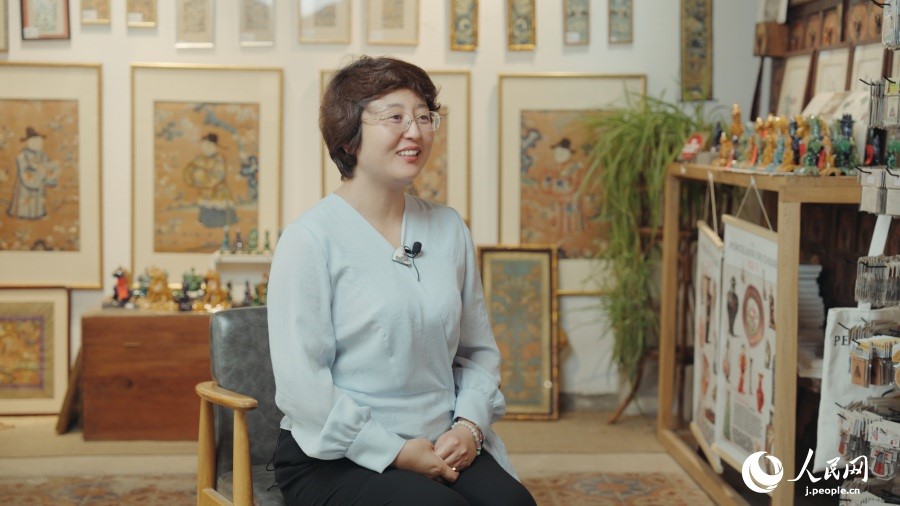 圖為瓷器修復(fù)藝術(shù)家王京。人民網(wǎng)記者 張若涵攝