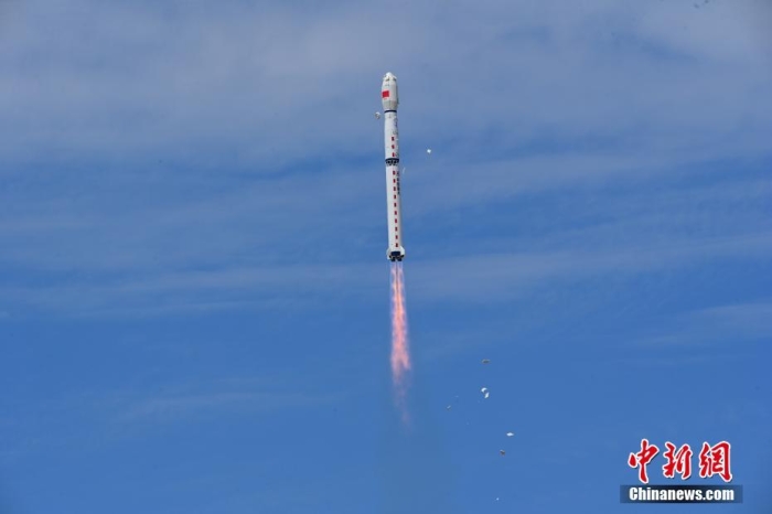 8月3日11時(shí)47分，中國在酒泉衛(wèi)星發(fā)射中心用長征四號(hào)丙遙四十四運(yùn)載火箭，成功發(fā)射風(fēng)云三號(hào)06星，衛(wèi)星順利進(jìn)入預(yù)定軌道，任務(wù)取得圓滿成功。該衛(wèi)星將接替在軌超期服役的風(fēng)云三號(hào)C星，探測數(shù)據(jù)主要用于天氣預(yù)報(bào)、大氣化學(xué)和氣候變化監(jiān)測業(yè)務(wù)及研究。汪江波 攝
