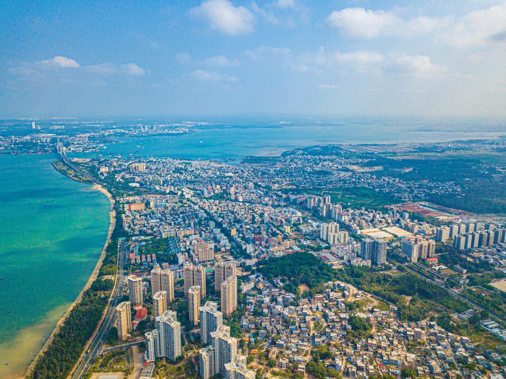 這是海南自貿(mào)港重點(diǎn)園區(qū)——洋浦經(jīng)濟(jì)開(kāi)發(fā)區(qū)所在的環(huán)新英灣地區(qū)（無(wú)人機(jī)照片，2023年2月26日攝）。新華社記者 蒲曉旭 攝