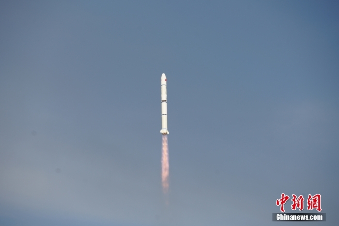 北京時(shí)間2023年8月9日6時(shí)53分，我國(guó)在太原衛(wèi)星發(fā)射中心使用長(zhǎng)征二號(hào)丙運(yùn)載火箭，成功將環(huán)境減災(zāi)二號(hào)06星發(fā)射升空，衛(wèi)星順利送入預(yù)定軌道，發(fā)射任務(wù)獲得圓滿(mǎn)成功。此次任務(wù)是長(zhǎng)征系列運(yùn)載火箭第482次飛行。馮陽(yáng) 攝