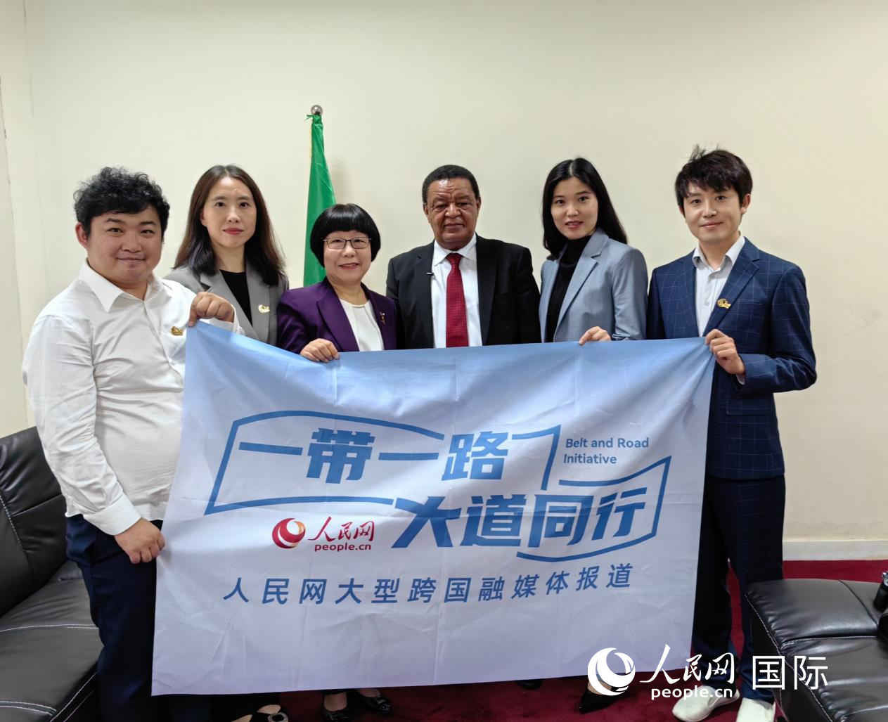 穆拉圖·特肖梅與人民網(wǎng)記者合影。