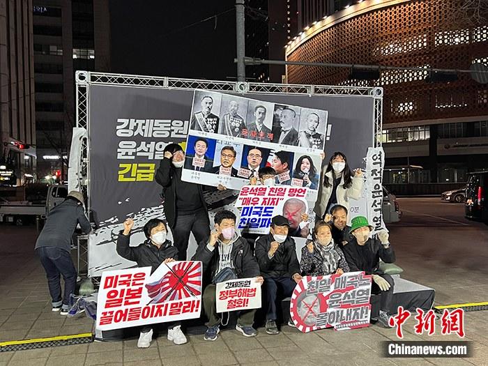 資料圖：韓國公民團體聯(lián)盟在首爾廣場舉行燭光守夜活動。