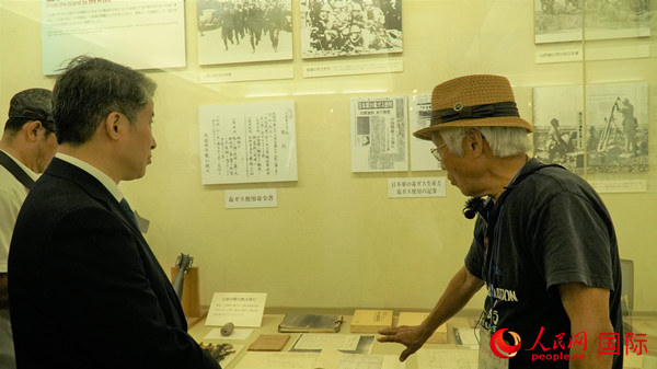 毒氣島歷史研究所事務(wù)局長山內(nèi)正之在毒氣資料館為大家介紹日軍發(fā)動毒氣戰(zhàn)的罪證。人民網(wǎng) 蔣曉辰攝