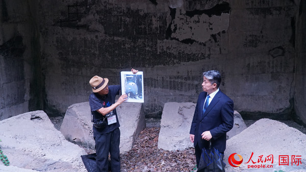 毒氣島歷史研究所事務(wù)局長山內(nèi)正之在毒氣儲存遺址為大家介紹日軍發(fā)動毒氣戰(zhàn)的罪證。人民網(wǎng) 蔣曉辰攝