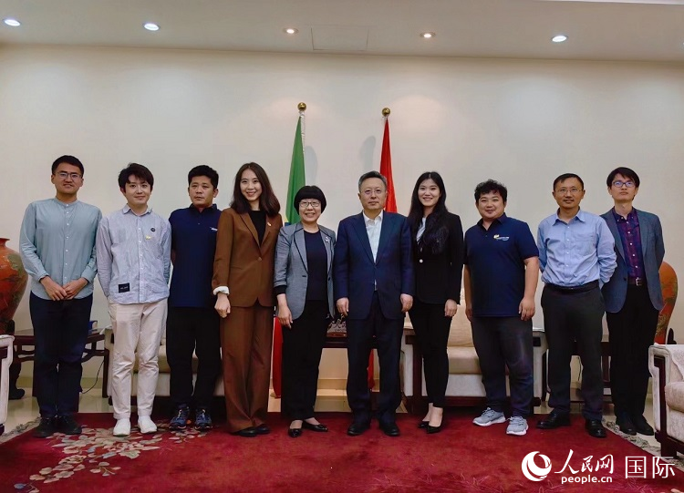 趙志遠(yuǎn)大使（右五）、使館工作人員與人民網(wǎng)記者合影。