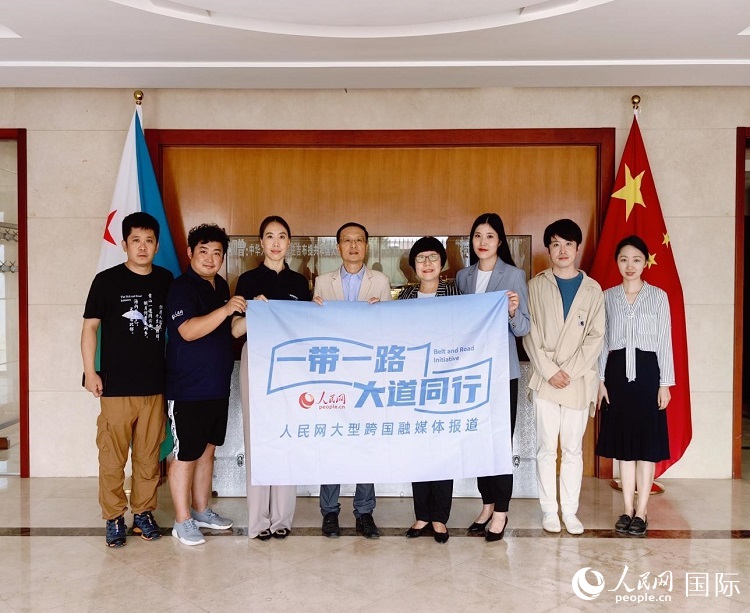 胡斌大使（左四）、使館工作人員與人民網(wǎng)記者合影。