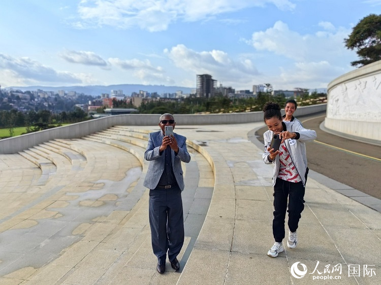 亞的斯亞貝巴友誼廣場的游客與人民網(wǎng)記者互動。人民網(wǎng)記者 陳星星攝