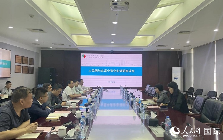 尼日利亞中國商會企業(yè)代表與人民網(wǎng)記者座談。