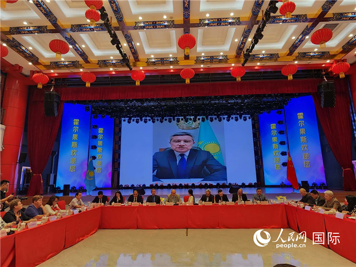哈外交部駐阿拉木圖副代表拉伊莫夫視頻致辭。人民網(wǎng)記者 李強(qiáng)攝