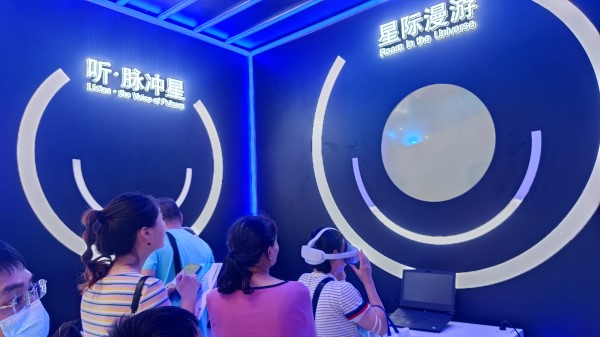 9月2日，貴州展館里觀眾排隊(duì)體驗(yàn)VR。受訪者供圖