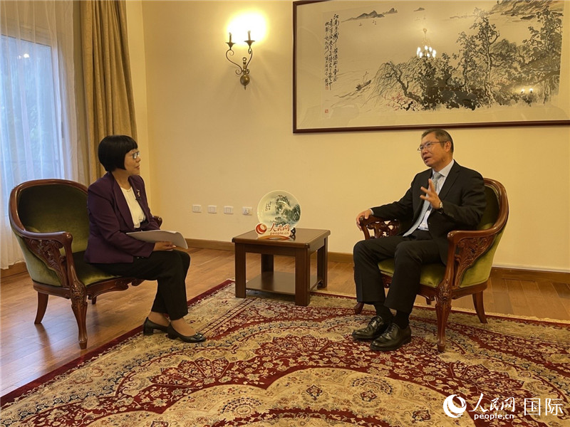 胡長春大使接受人民網(wǎng)記者唐維紅采訪。人民網(wǎng)記者 趙艷紅攝