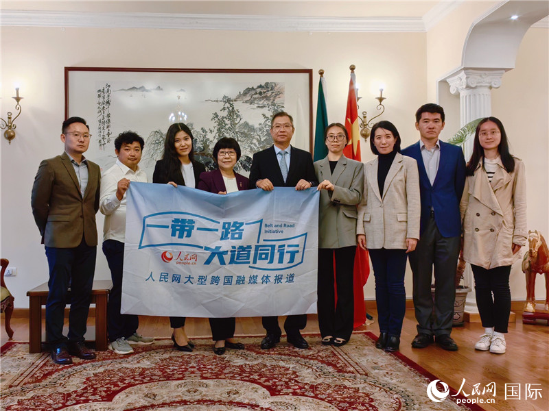 胡長春大使、駐非盟使團工作人員與人民網(wǎng)記者合影。