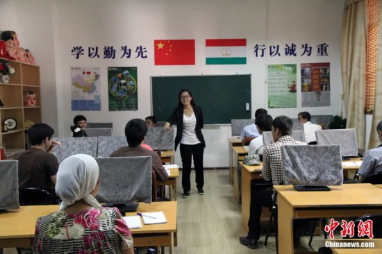 2014年，塔吉克斯坦國立民族大學的孔子學院內(nèi)，教師正在為塔吉克斯坦學生授課。田冰 攝