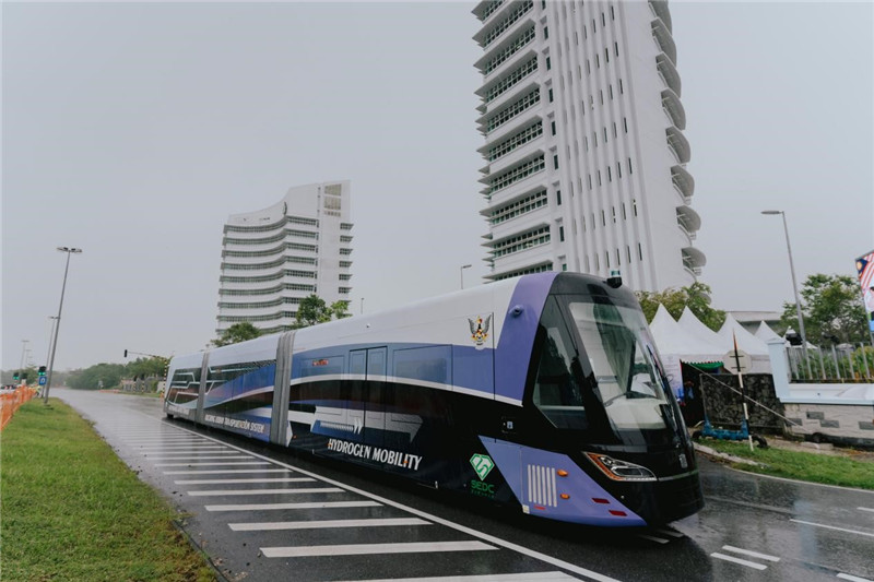 9月6日下午，由中車株洲所自主研發(fā)制造的全球首輛氫能源智軌電車正式亮相馬來西亞砂拉越州古晉市。中車株洲所供圖