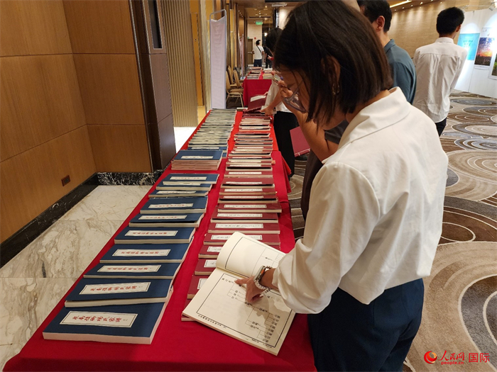 現(xiàn)場嘉賓參觀“根脈尋蹤”泉州百個家族移民菲律賓族譜展。人民網(wǎng)記者 樊帆攝