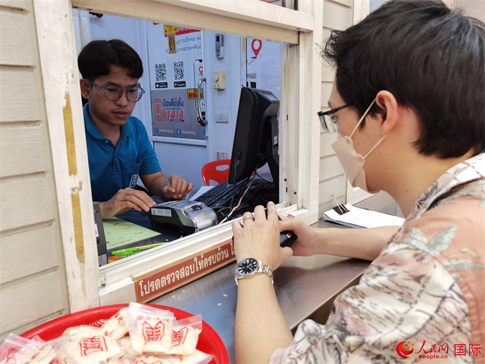 市民在活動(dòng)現(xiàn)場(chǎng)捐贈(zèng)善款。人民網(wǎng)記者 白元琪攝