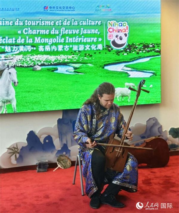 法國(guó)音樂(lè)家馬修·勒庫(kù)演奏馬頭琴。人民網(wǎng)記者 尚凱元攝