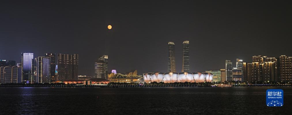 這是9月29日在杭州拍攝的杭州奧體中心體育場和滿月。新華社發(fā)（李忠攝）