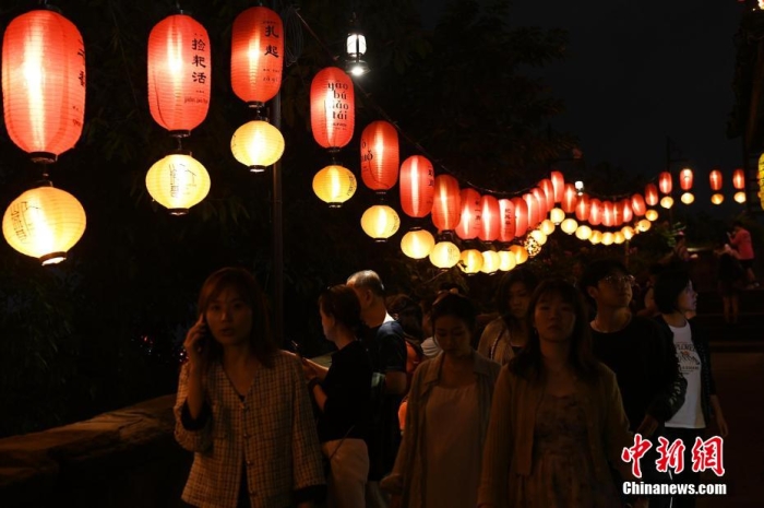 圖為游客夜游山城巷感受山城獨(dú)特魅力。<a target='_blank' href='/' ><p  align=